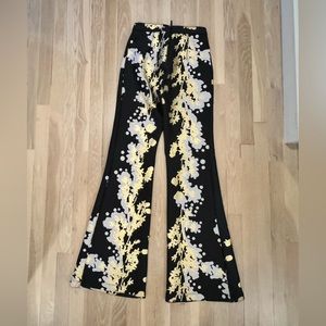 Cynthia Rowley scuba material size 6 flared pants